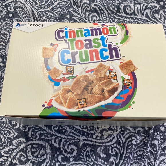 CROCS - Cinnamon Toast Crunch Limited Edition + SIX Extra Charms FREE - Picture 8 of 12
